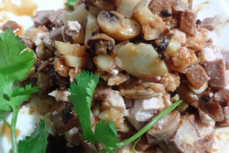 Салат с языком, грибами, курицей и сельдереем
