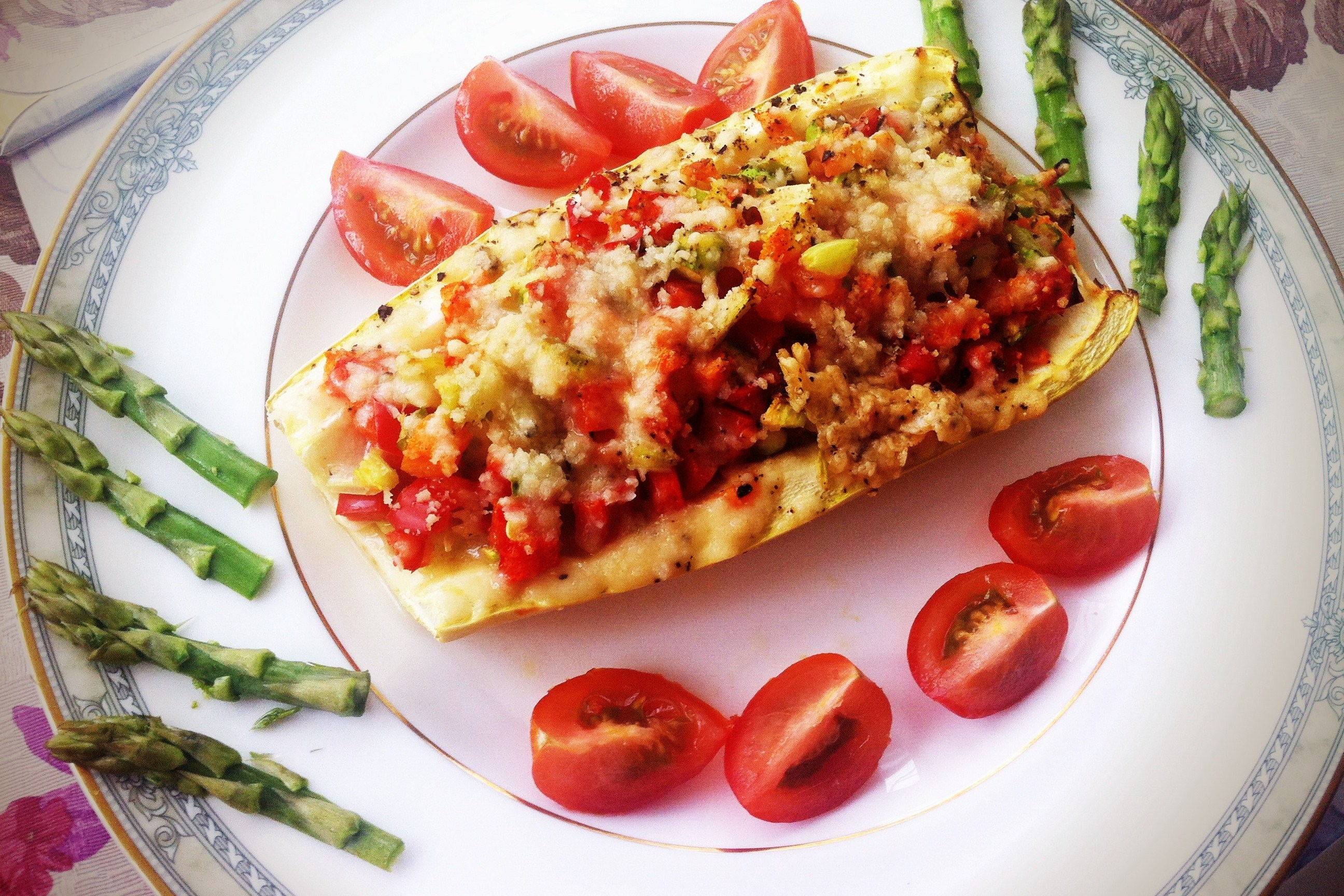 Вегетариански� кабачок, фаршированный сезонными овощами и пармезаном