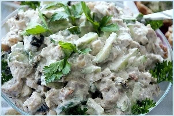 Легкий салат с яблоками и курицей