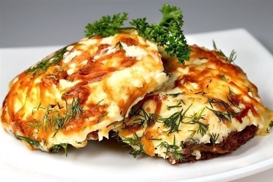 Мясо под апельсином и яблоком, запеченное с сыром и майонезом