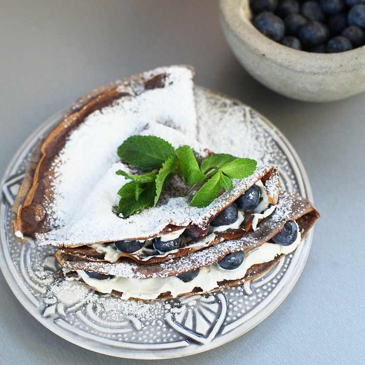 Блины из черемуховой муки с маскарпоне и голубикой
