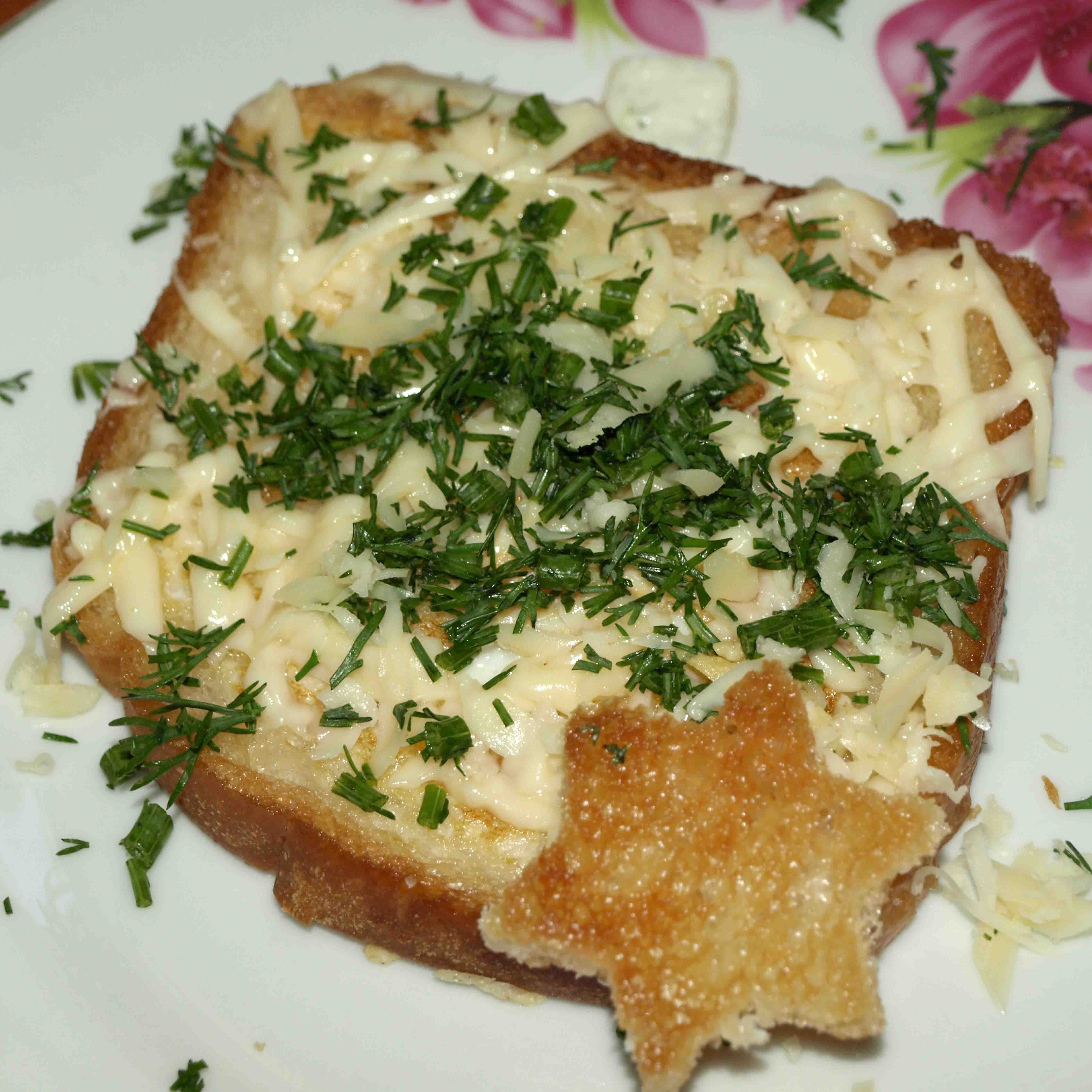 Тост с яйцом, сыром и зеленью