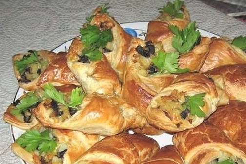 Грибные кулечки из слоеного теста