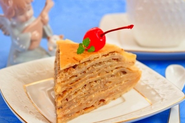 Быстрый блинный торт с орехами