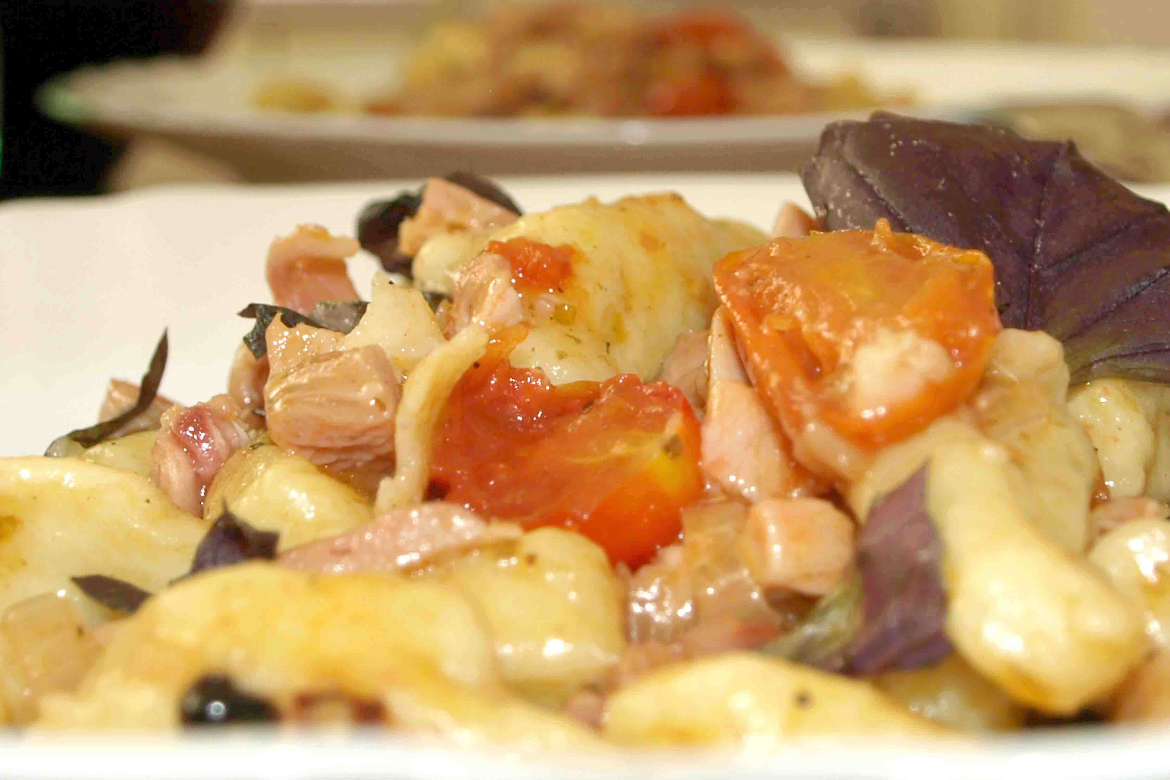 Картофельные ньокки (клецки) с помидорами черри и копченой курицей