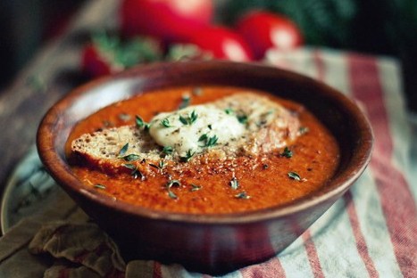 Томатный суп с базиликом и гренками