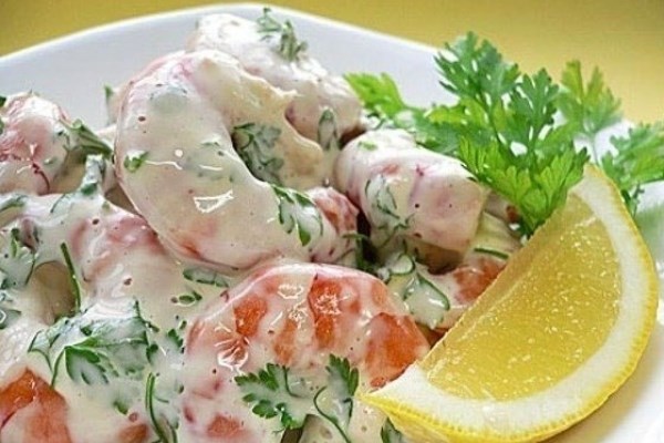 Салат с креветками, помидорами и паприкой