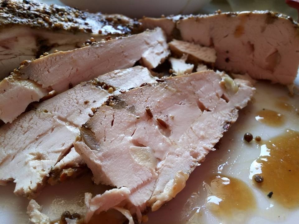 Куриная «буженина» в специях, нашпигованная чесноком