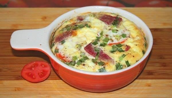 Зепеченный омлет с копченой колбасой, помидорами и луком