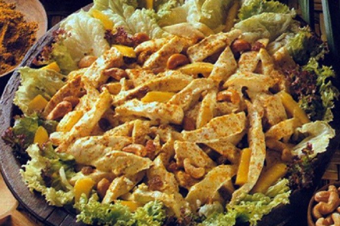 Куриный салат с манго