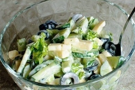 Огуречный салат с маслинами и сыром