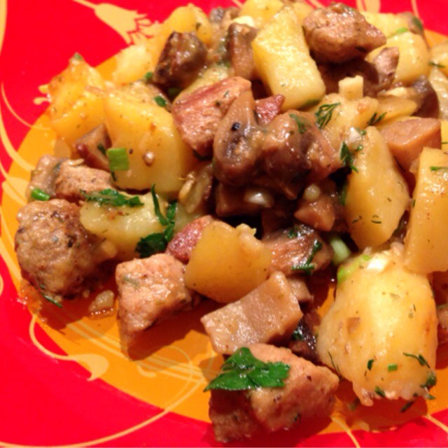 Тушеная свинина с шампиньонами и картофелем