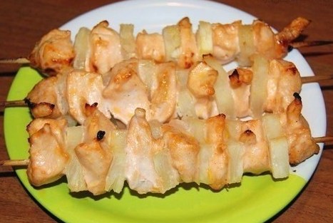 Куриные шашлыки с ананасами в духовке
