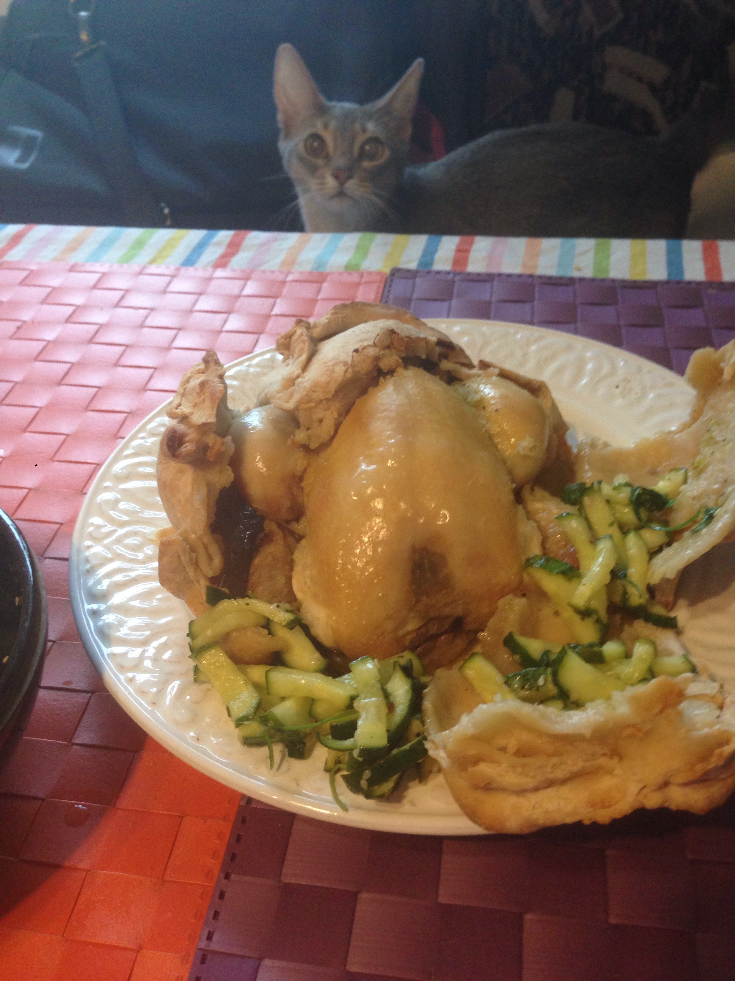 Цыпленок по-домашнему с лаймом, огурцами и кориандром