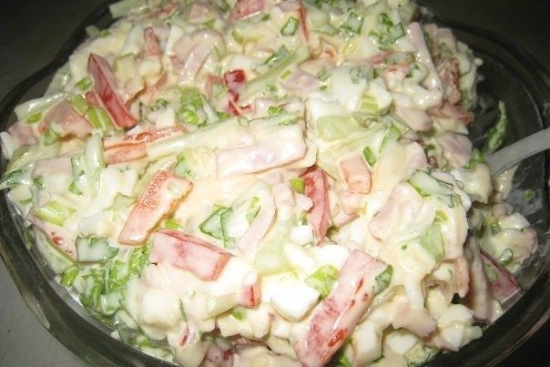 Салат с ветчиной, яйцами и сыром