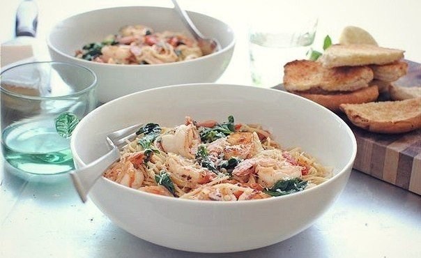 Паста с креветками, помидорами, лимоном и шпинатом