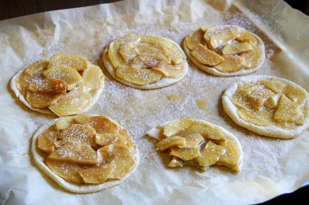 Яблочные мини пироги с бананом и карамелью