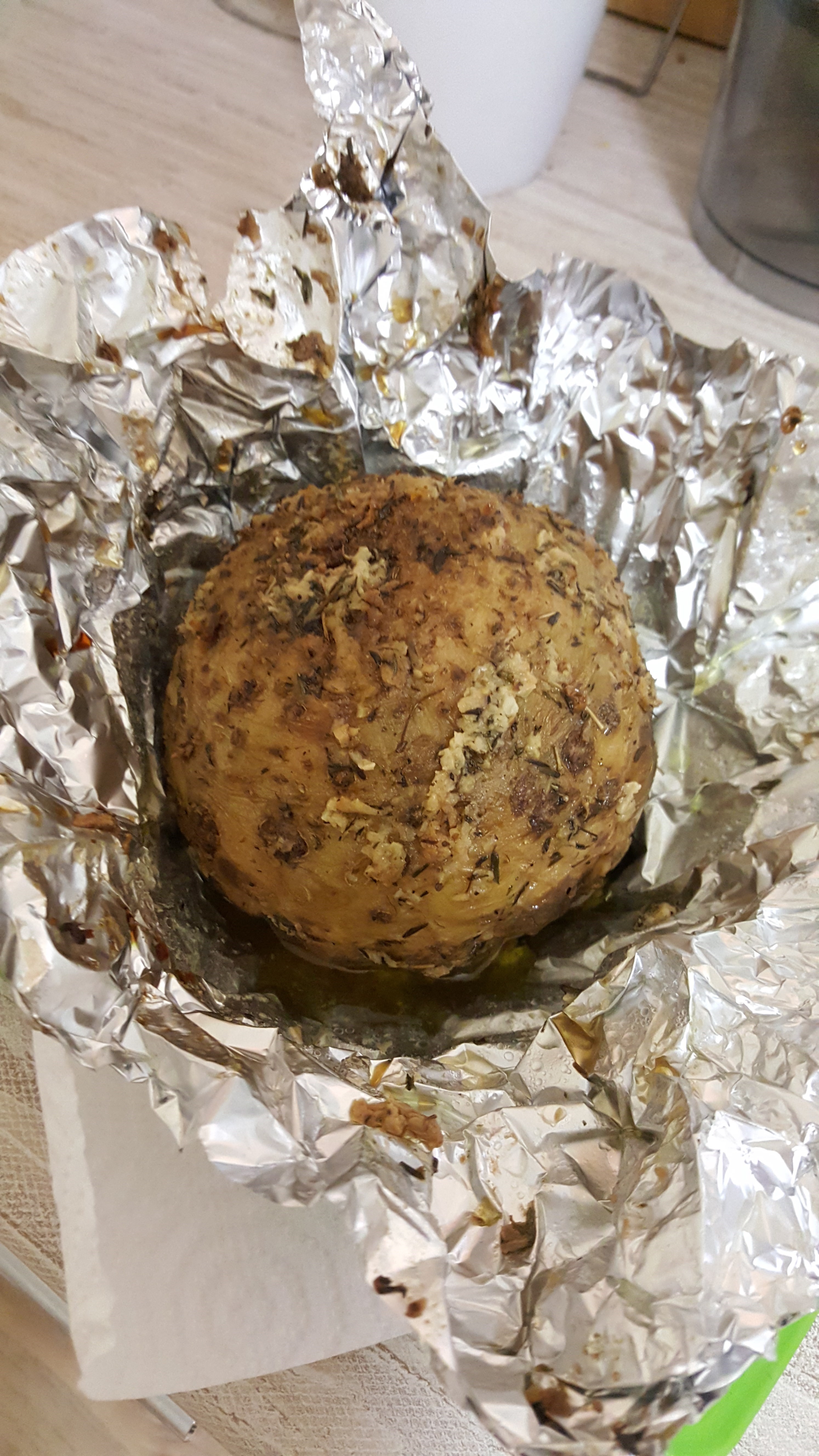 Запеченный корень сельдерея с грибным соусом