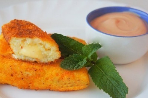 Обжаренные картофельные палочки с сыром