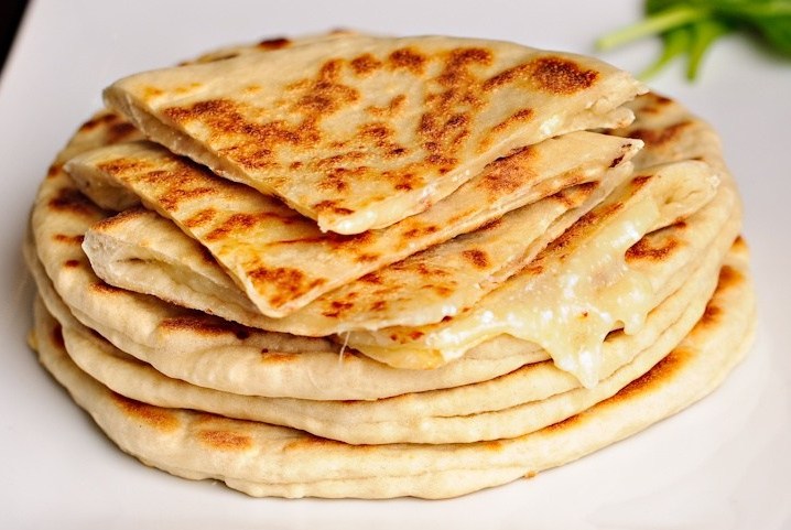 Хачапури с сыром и вареным яйцом