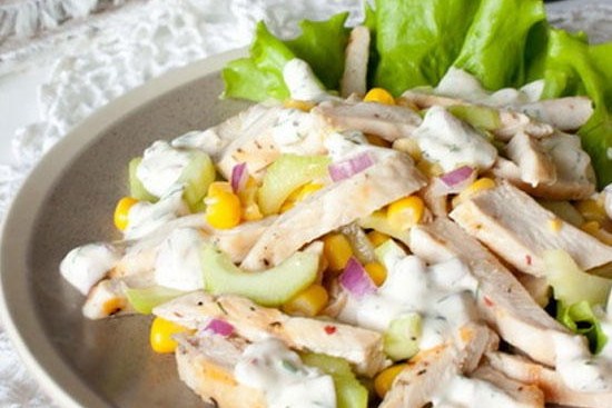 Салат из курицы с огурцом и кукурузой