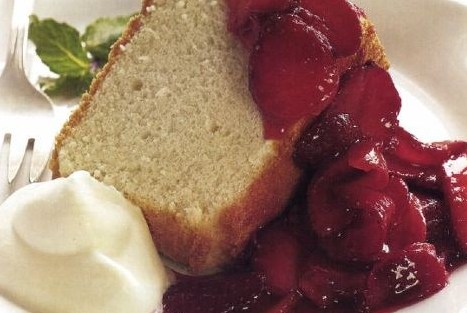 Бисквитный пирог с клубникой и взбитыми сливками