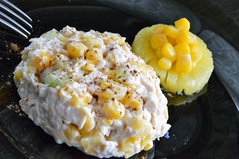 Салат с курицей, рисом, сыром и ананасом
