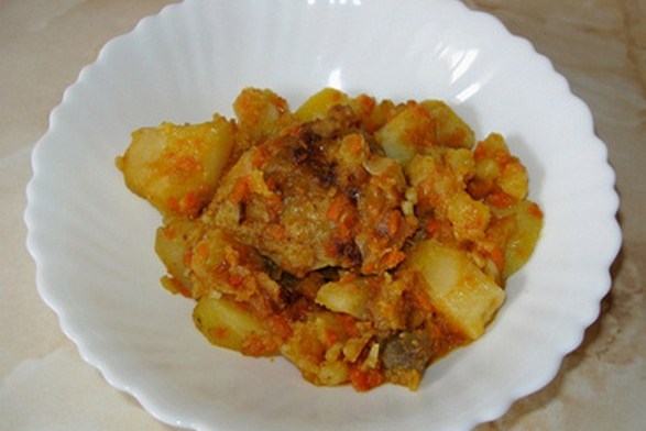 Картошка с куриными бедрышками и шампиньонами в мультиварке