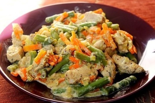 Курица со стручковой фасолью и овощами в сливочном соусе