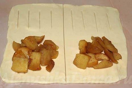 Слойки с яблоками и корицей