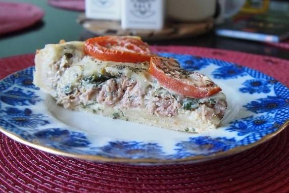 Пирог с тунцом, луком и помидорами