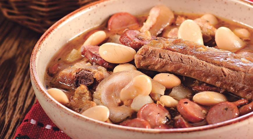 Кассуле по-тулузски – утиная ножка с белой фасолью, сосисками и беконом