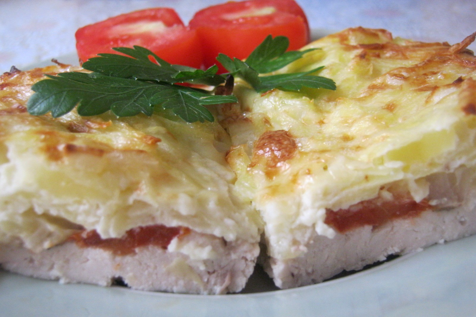 Курица, запеченная под тертым картофелем