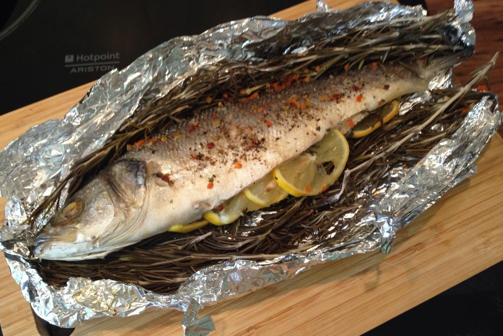 Рыба, запеченная с розмарином