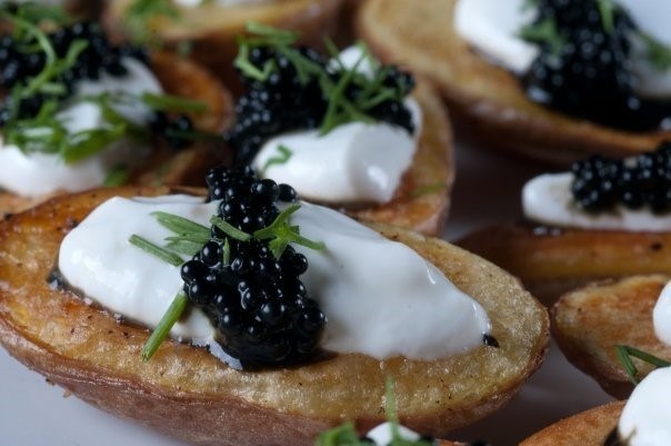 Запеченный картофель со сметаной и икрой