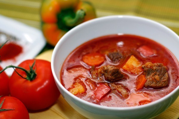 Гуляш с картофелем и травами