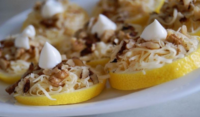 Лимонная закуска с майонезом и сыром