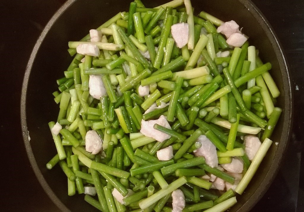 Побеги чеснока с курицей