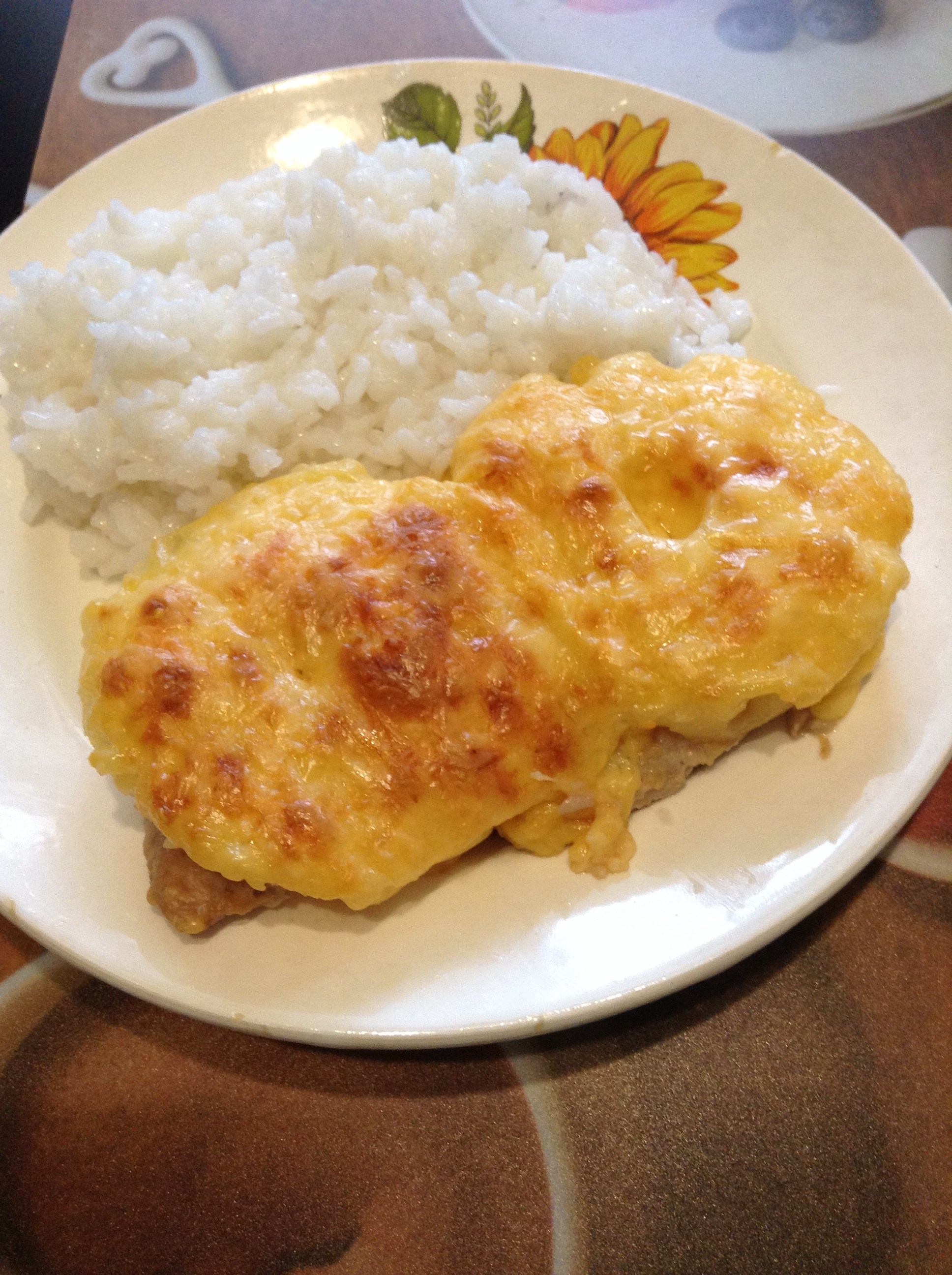 Свинина, запеченная с ананасами и сыром