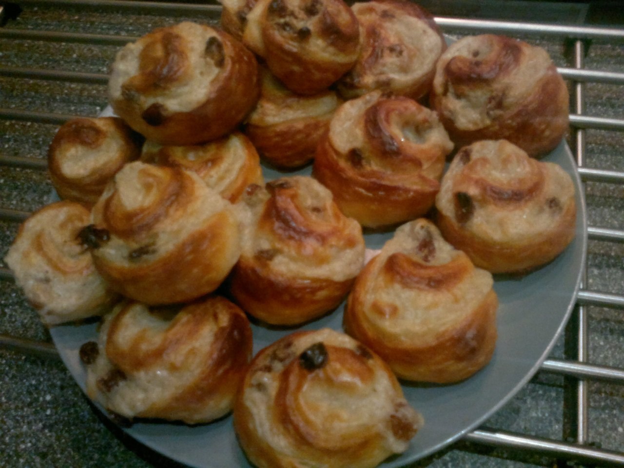 Улитки с изюмом и кремом
