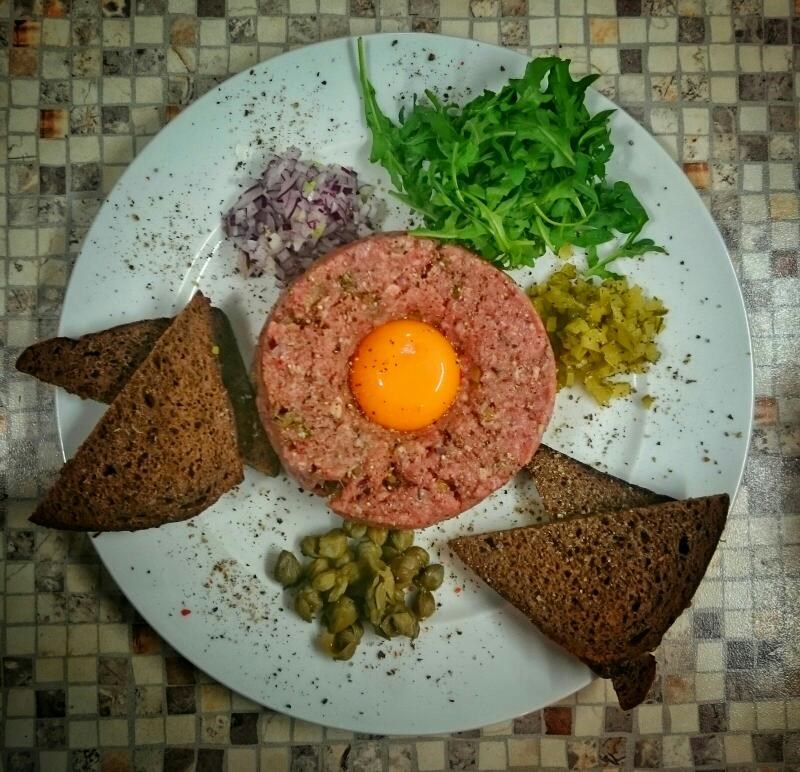Тартар из говядины с каперсами