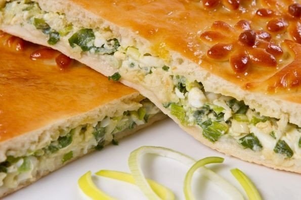 Быстрый заливной пирог с зелёным луком и яйцом