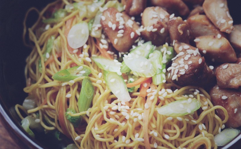 Яичная лапша с курицей и сладким перцем по-азиатски