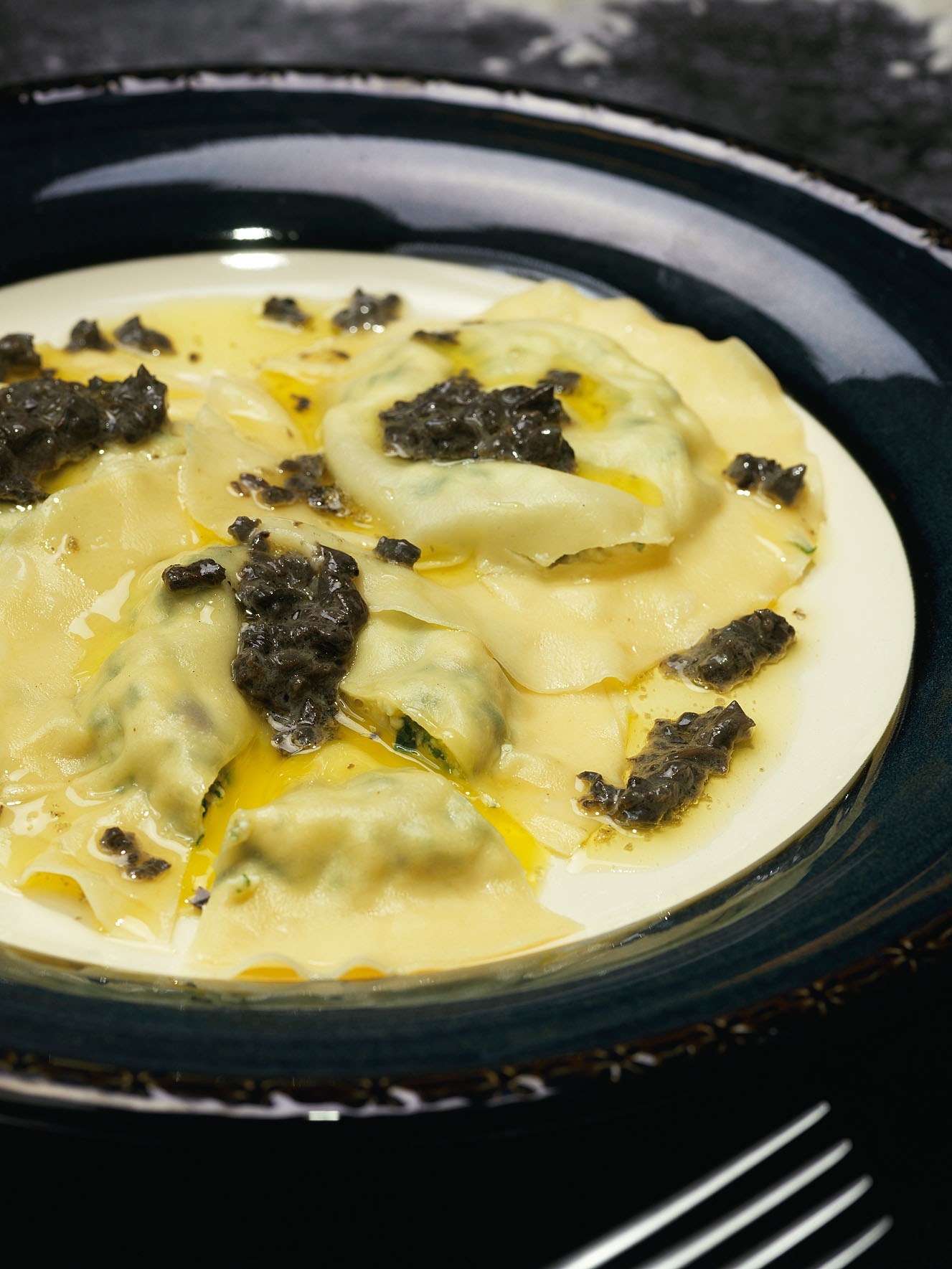 Равиоли с перепелиными яйцами и трюфельным маслом