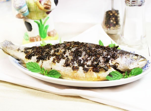 Красная рыба с мятой и лимоном