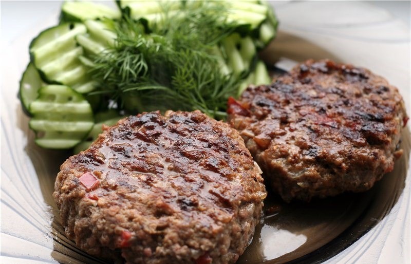 Рубленный бифштекс с луком и зеленью