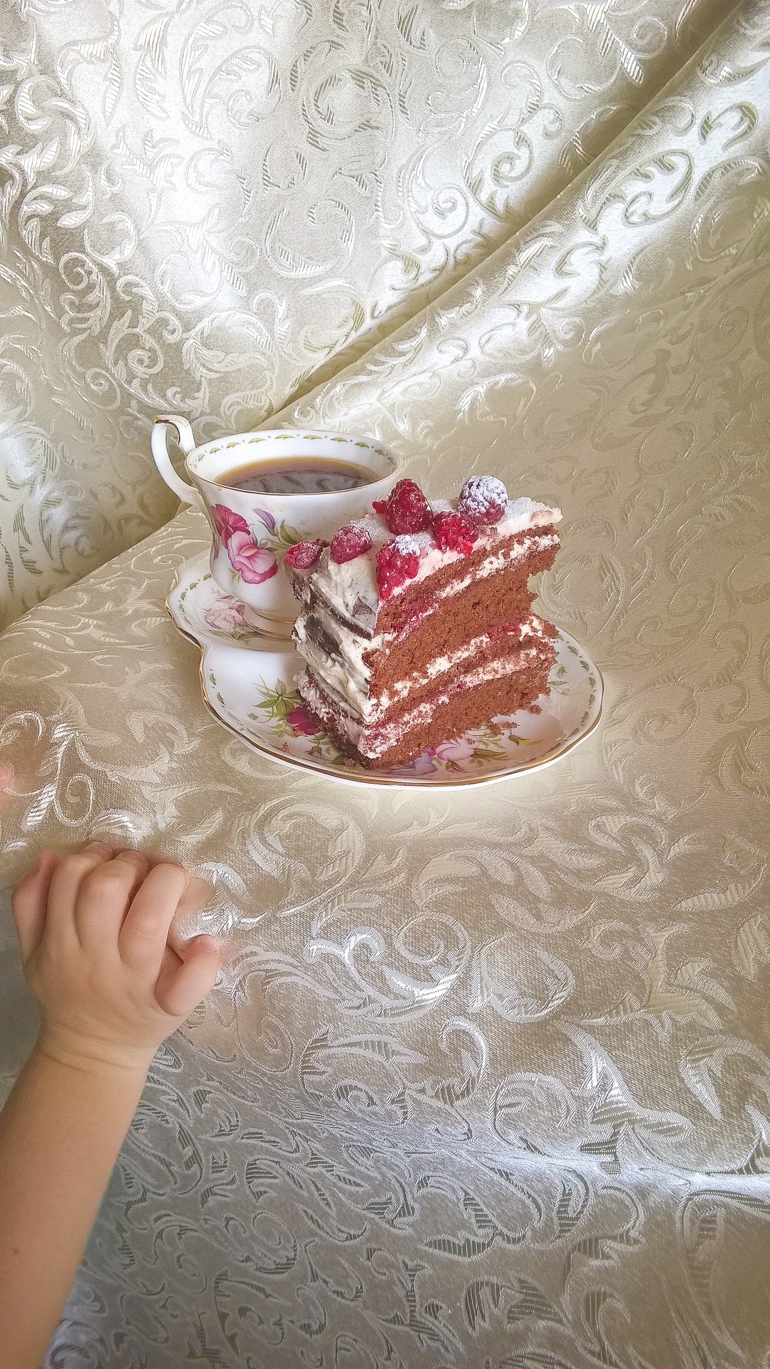 Шоколадный торт с малиной и сливочным кремом