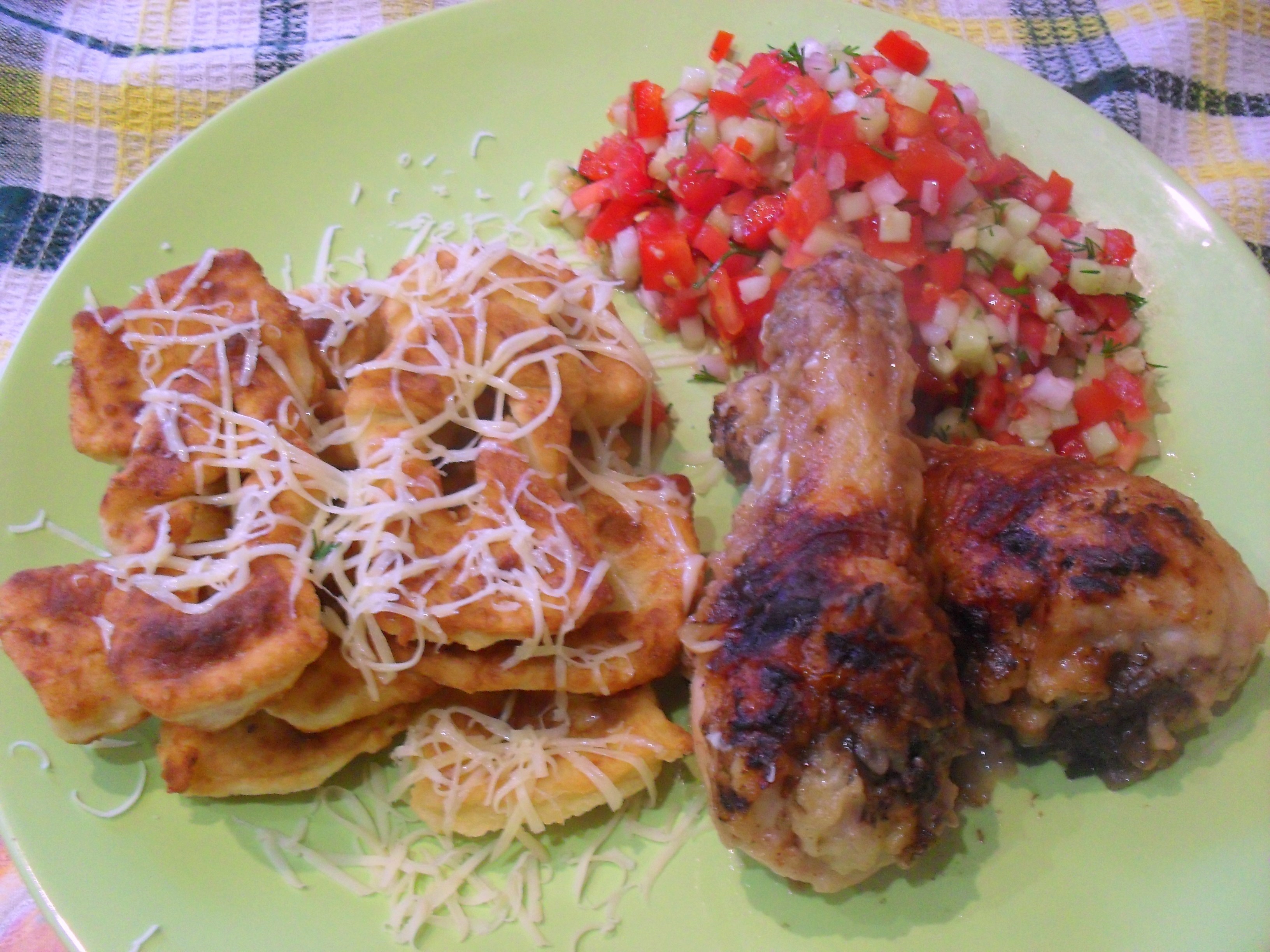 Курица с картофельным хворостом и овощами пико
