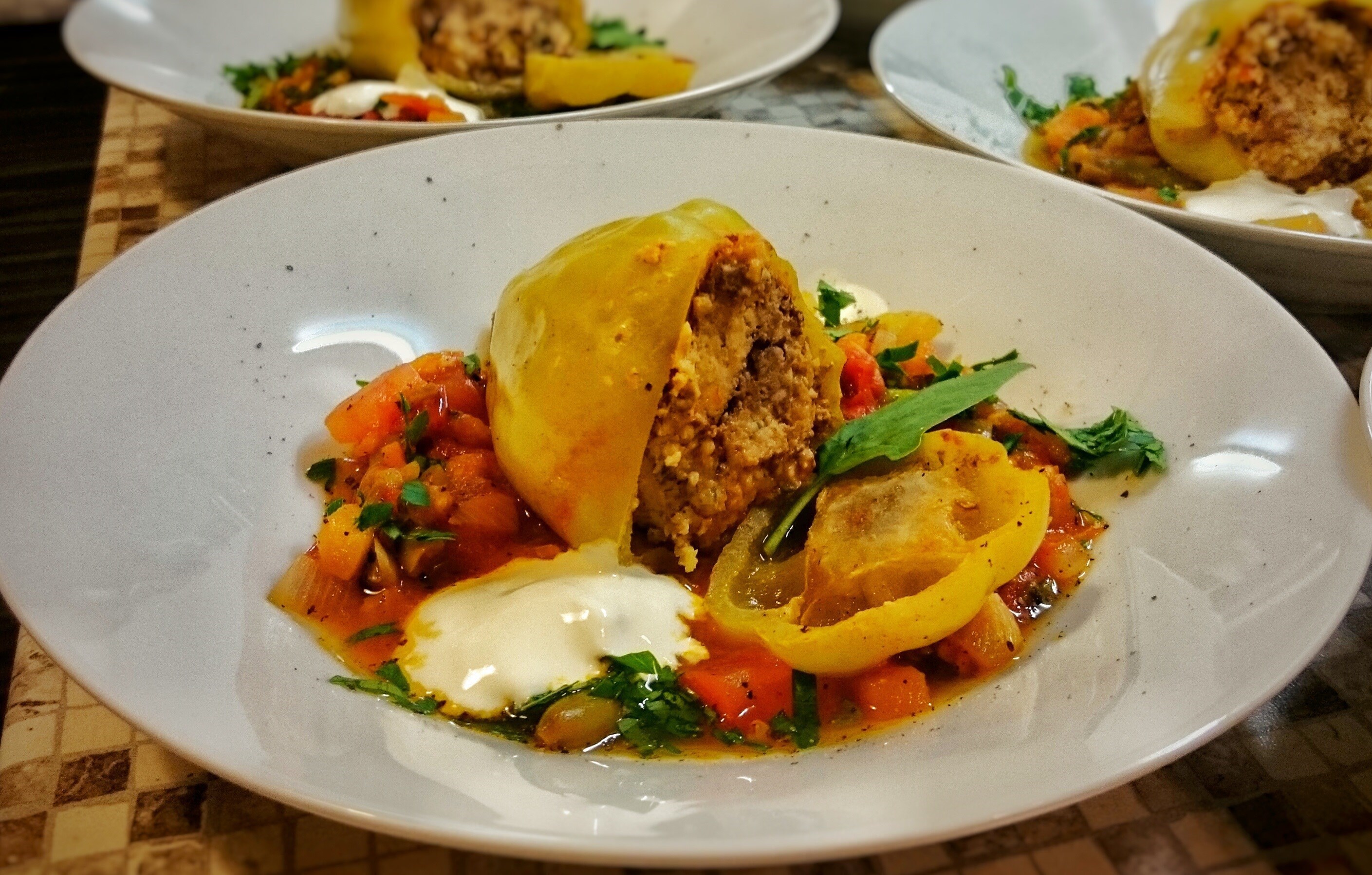 Перцы, фаршированные печенью и мясом индейки с овощной сальсой