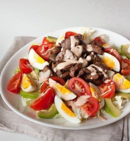 Перигорский салат с куриной печенью и овощами